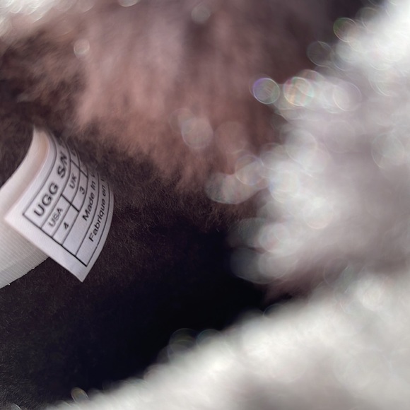 UGGS - Picture 4 of 6